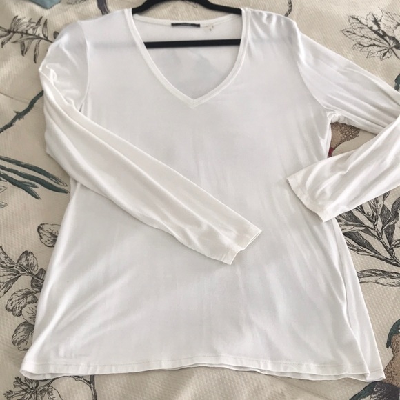 Tahari Tops - Tahari white knit vneck top